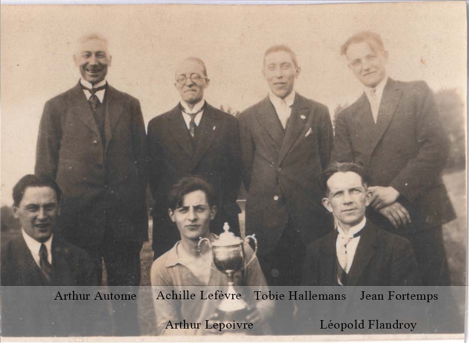 Photo après une victoire en coupe dans les années 20 avec en bas à droite, le président de l'époque, Léopold Flandroy